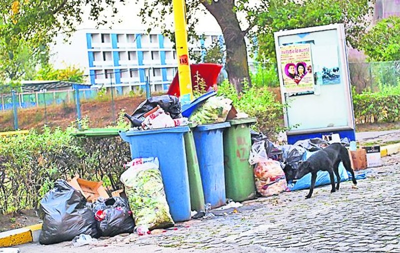 Ce riscă bucureștenii care nu respectă curățenia: Amenzi de 5.000 de lei pentru aruncarea de hârtii sau mucuri de țigară pe stradă