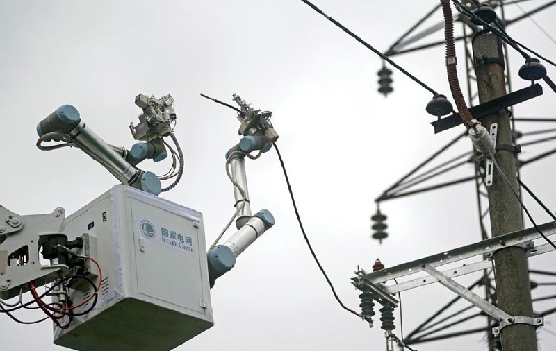 Un robot a reparat o linie electrică de 10 kilovolți, în China: „Pentru prima dată în lume”