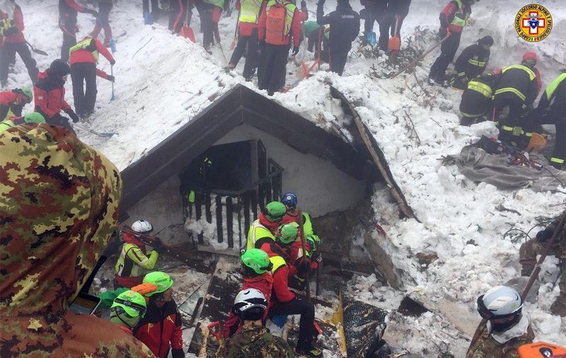 Bilanțul avalanșei care a înghițit hotelul Rigopiano a ajuns la 14 morți