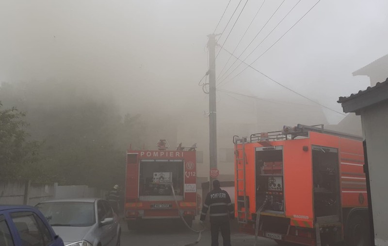 Incendiu la un bloc din Popeşti-Leordeni. 18 autospeciale intervin