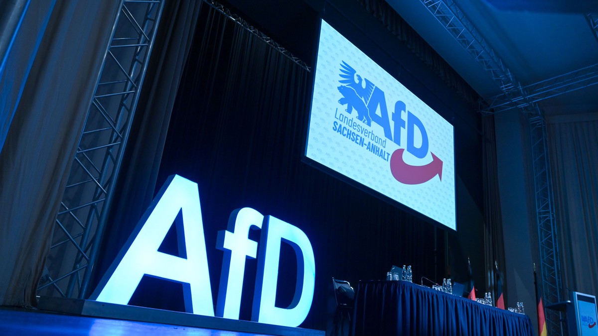 Sigla partidului Alternativa pentru Germania (AfD) este prezentată pe scenă în timpul conferinței partidului din Saxonia-Anhalt. Foto Hepta