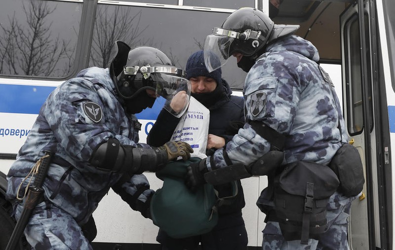 Poliția rusă reține un participant la protestul neautorizat de astăzi, 31 ianuarie, de la Moscova. Foto: EPA