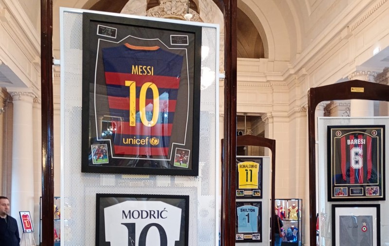 Raiul tricourilor cu autograf, de la Cristiano și Messi, la Ronaldo, Maradona sau Pele: „Expoziție cu piese-unicat, la Ploiești”