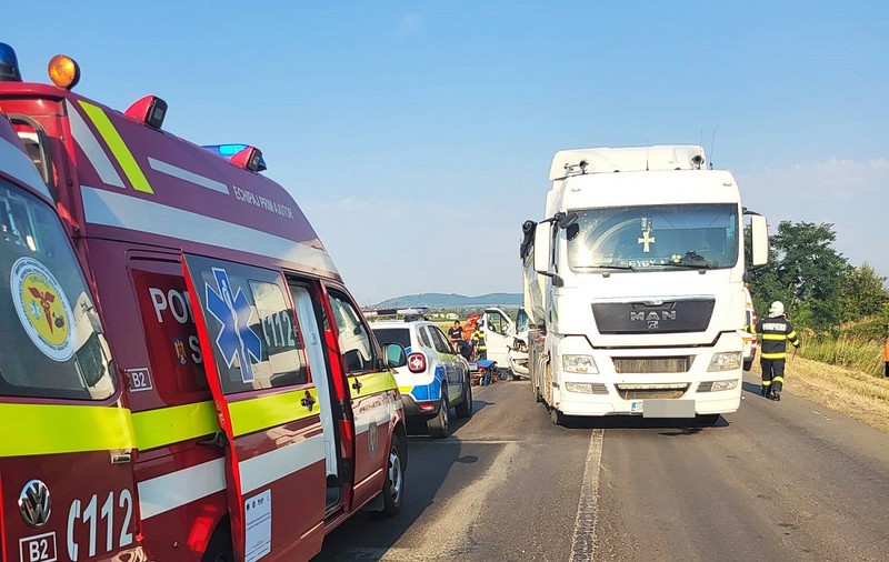 Planul Roșu activat în Satu Mare: accident între un camion și un microbuz cu zece persoane