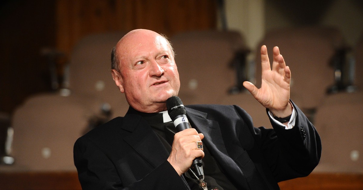 Cardinal Gianfranco Ravasi. cu un microfon în mână explică ceva.