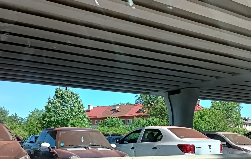Muncitorii au vopsit balustradele de pe podul de la Otopeni, dar și mașinile parcate dedesubt!