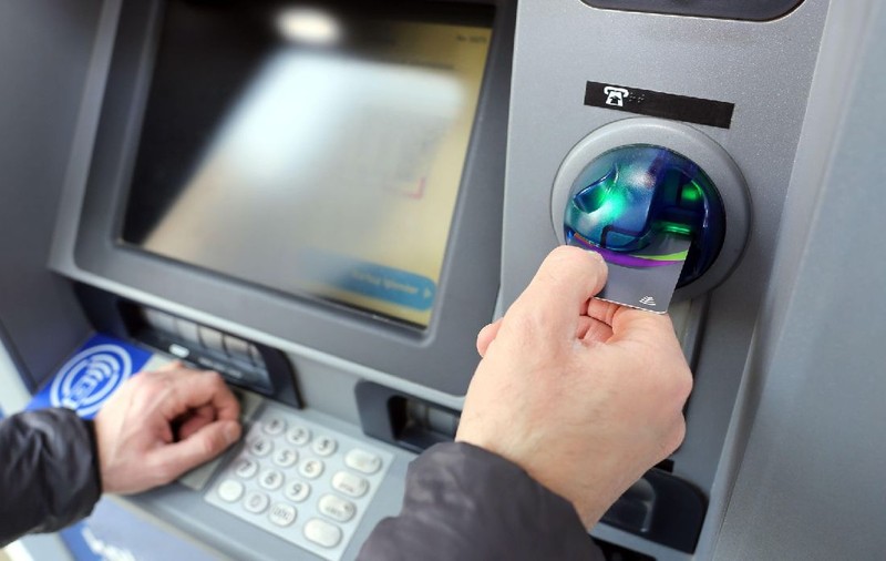 Un angajat a primit 34 de salarii în cont, din greșeală, a păstrat banii, a demisionat și s-a mutat în alt oraș, în Rusia