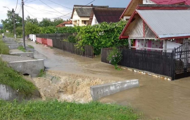 Prăpăd în Argeş după ploile abundente. Drum naţional acoperit de apa și curţi inundate în urma unei viituri