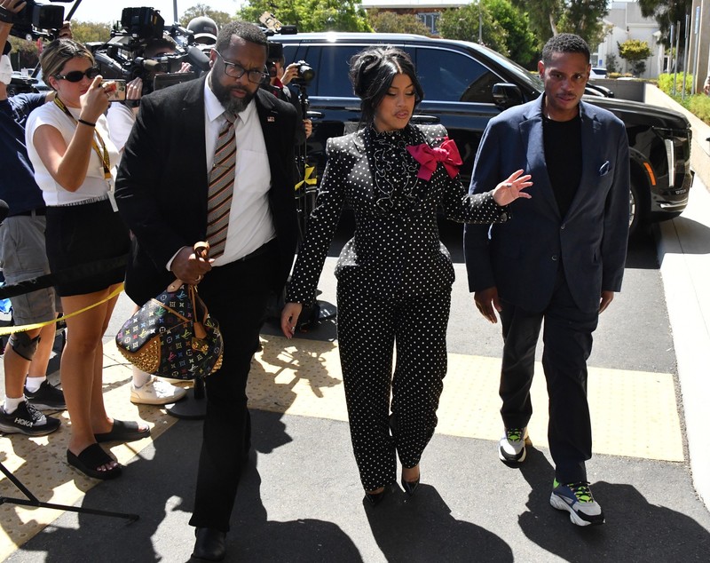 Reacția violentă a lui Cardi B față de paparazzi, când a fost întrebată dacă e însărcinată. S-a întâmplat când a ieșit din sala de judecată