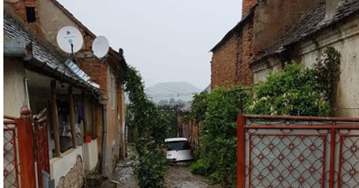 Inundații puternice într-o localitate din Alba. Un drum este blocat. Imaginile prăpădului
