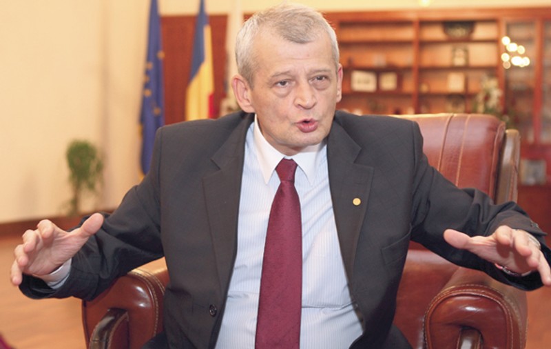 Sorin Oprescu, primarul Capitalei, i-a explicat lui Cristi Borcea ce riscă dacă se agită prea tare la meciurile lui Dinamo: «Poate rămâne cu limba pe umăr»