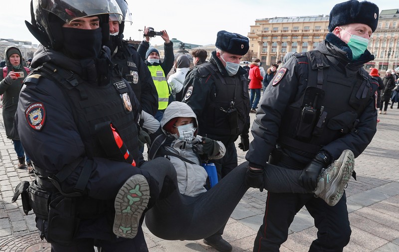 AUDIO. Protestatară din Moscova, bătută și umilită în secția de poliție: „Voi sunteți dușmanii Rusiei. Putin ne-a spus să-i omorâm”