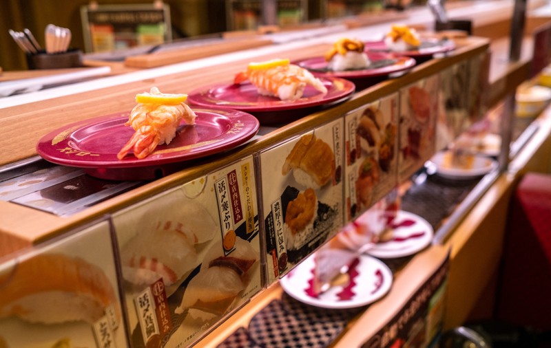 Un lanț japonez de restaurante sushi l-a dat în judecată pe un adolescent care s-a filmat lingând sticlele de soia și scuipând în mâncare
