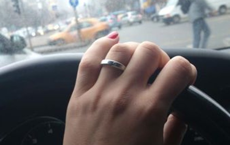 Adelina, cu verigheta cu care s-a căsătorit cu Vârciu pe deget