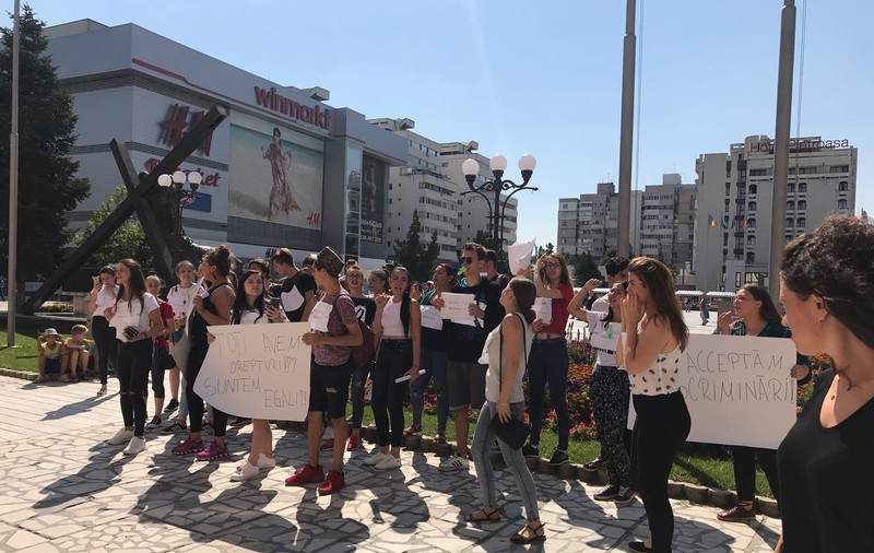VIDEO&FOTO/ Protest în stradă al liceenilor, la Buzău. Autoritățile vor să îi mute în altă locație sau să îi comaseze