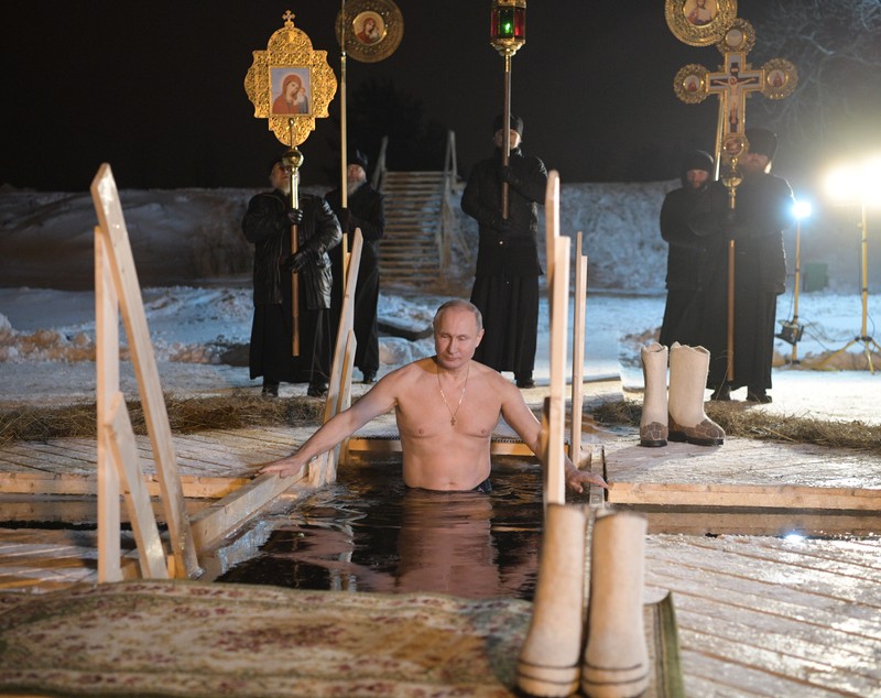 FOTO | Vladimir Putin, la bustul gol. Președintele rus a făcut baie într-un lac