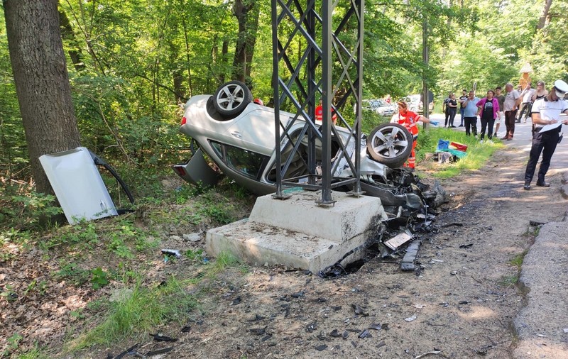 Trei morți lângă Sibiu, într-un accident pe șoseaua spre Păltiniș. Un adolescent de 15 ani în stop cardio-respirator a fost resuscitat și salvat