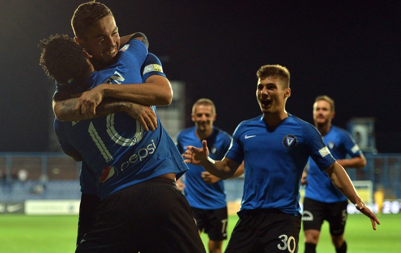 Dinamo, umilită de Viitorul cu 5-0. Nervoși, suporterii au intrat pe teren și au întrerupt meciul