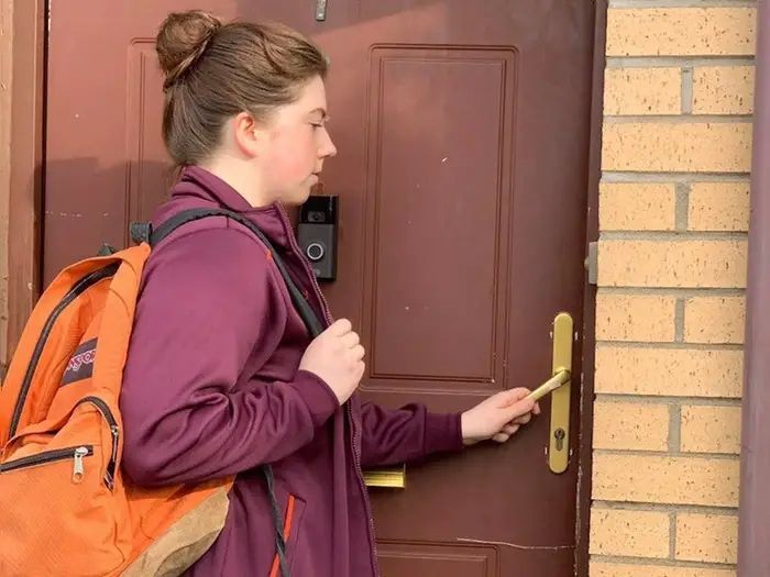 Charlotte are 22 de ani și locuiește în Glasgow, Scoția/ Foto: Charlotte Gilgallon pentru Business Insider