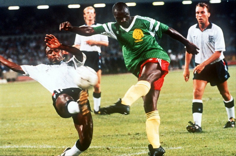 Roger Milla (în verde) a jucat la Mondialul din SUA la vârsta de 42 de ani, o lună şi 18 zile FOTO: EPA