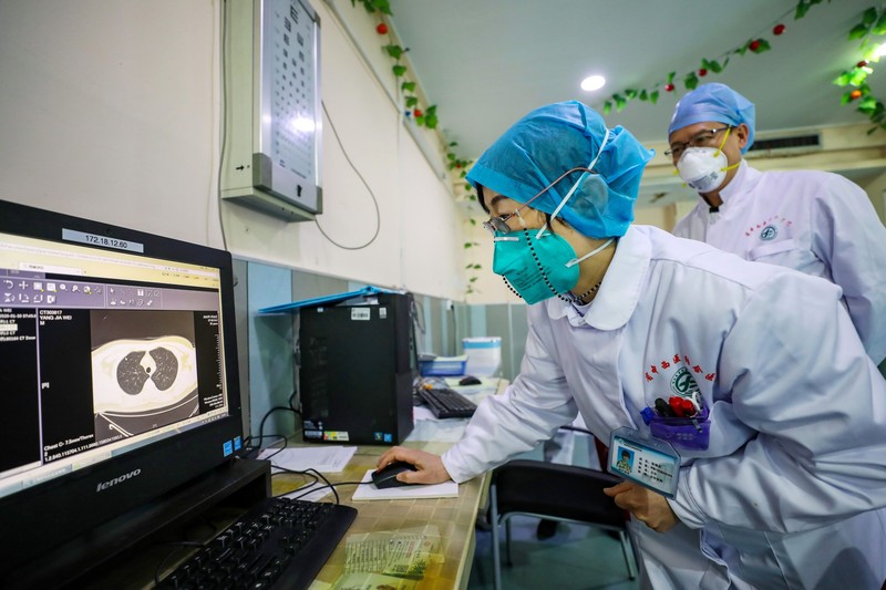 Medicii chinezi trebuie să introducă datele pacienților în sistemul național de monitorizare