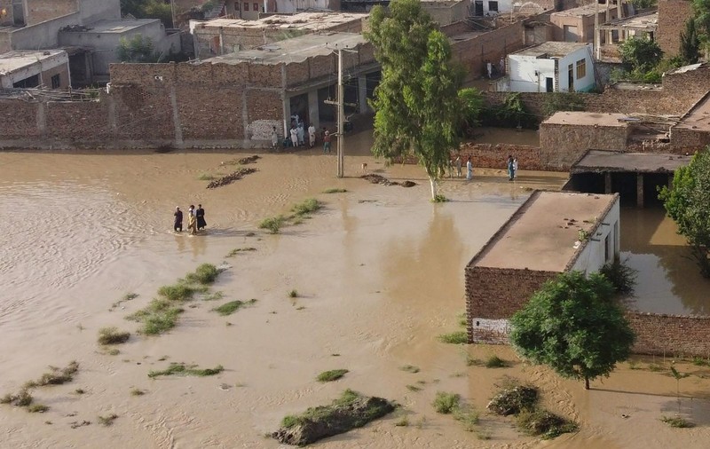 Risc de răspândire a bolilor infecțioase în Pakistan, unde numărul oamenilor uciși de inundații a depășit 1.200