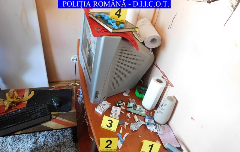 Percheziții la un suspect de trafic de minori. Bărbatul a exploatat sexual mai multe tinere și o adolescentă în mai multe state europene﻿