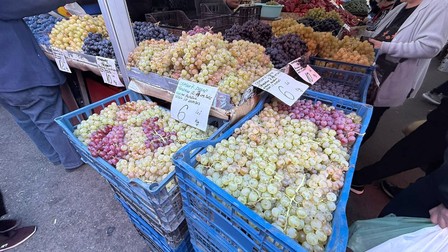 În piețe, tarabele sunt pline cu struguri