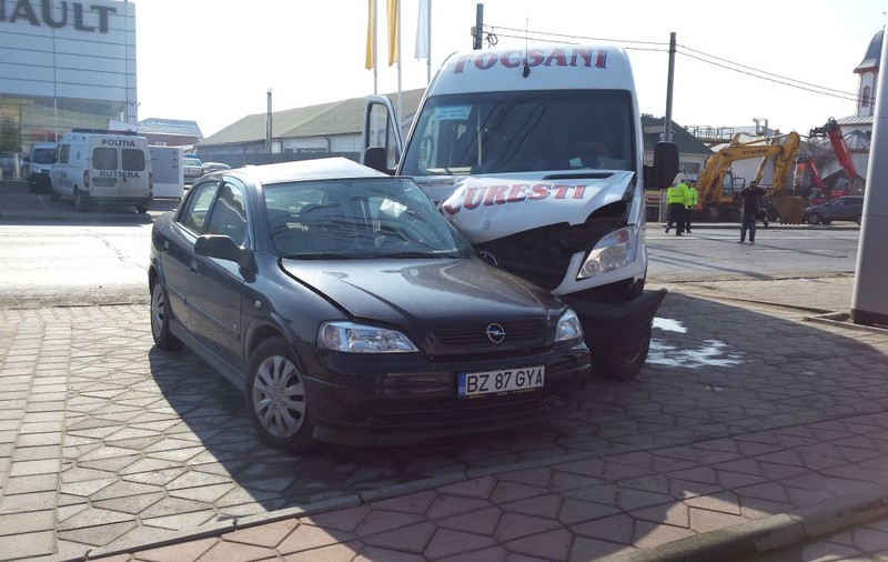 Accident teribil la Buzău! Șapte persoane au fost rănite dupa ce un microbuz s-a ciocnit cu un autoturism, pe DN 2