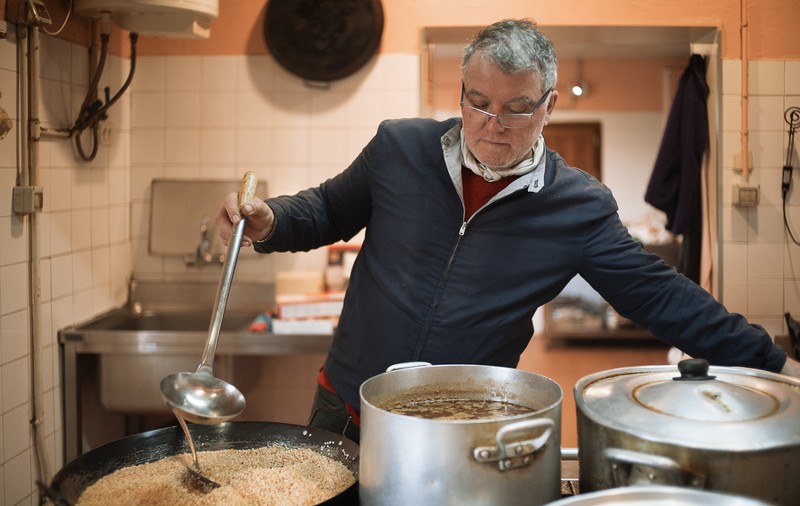 Ospătar în România, patron de restaurant în Spania! Povestea unuia dintre cei 3,5 milioane de români din diaspora