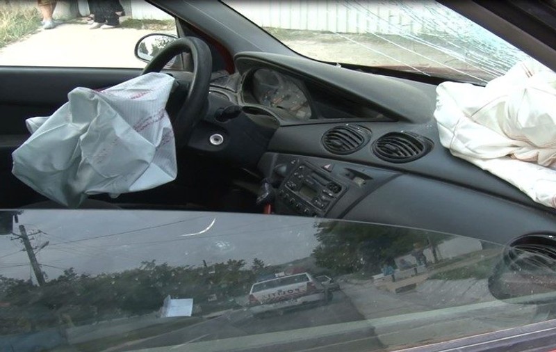 Un bărbat fără permis urmărit de Poliție a intrat cu mașina într-un gard. Polițiștii au tras cu pistolul, dar nu l-au prins