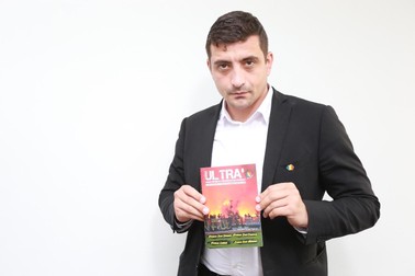 George Simion, 33 de ani, este un activist civic român care militează pentru Unirea României cu Republica Moldova. El este și membru co-fondator ale grupurilor Honor et Patria (2003) și Uniți Sub Tricolor (2013)