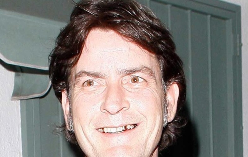 Dedicaţie pentru Charlie Sheen: Dinte, gaură, lipsă, pauză! | FOTO