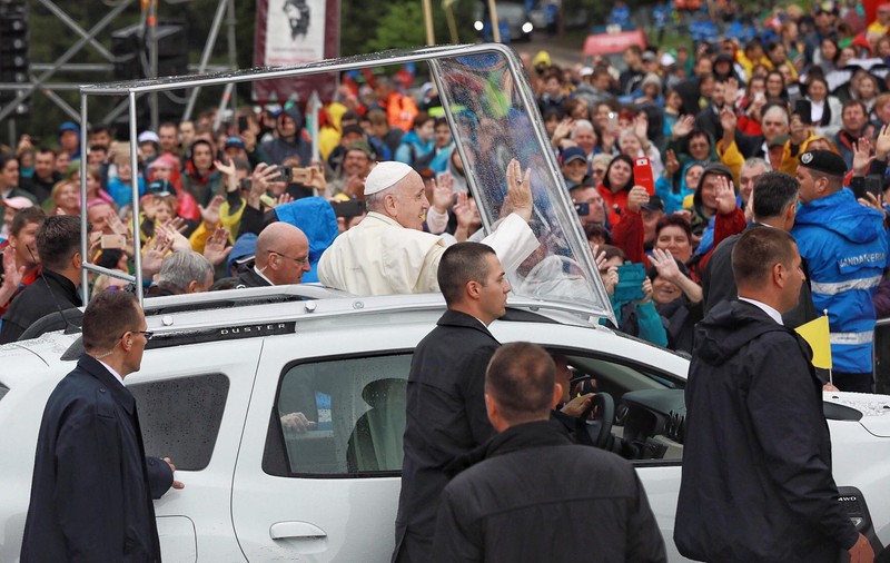 FOTO & VIDEO | Momentul în care Papa Francisc trece cu papamobilul Dacia Duster printre pelerinii de la Șumuleu Ciuc