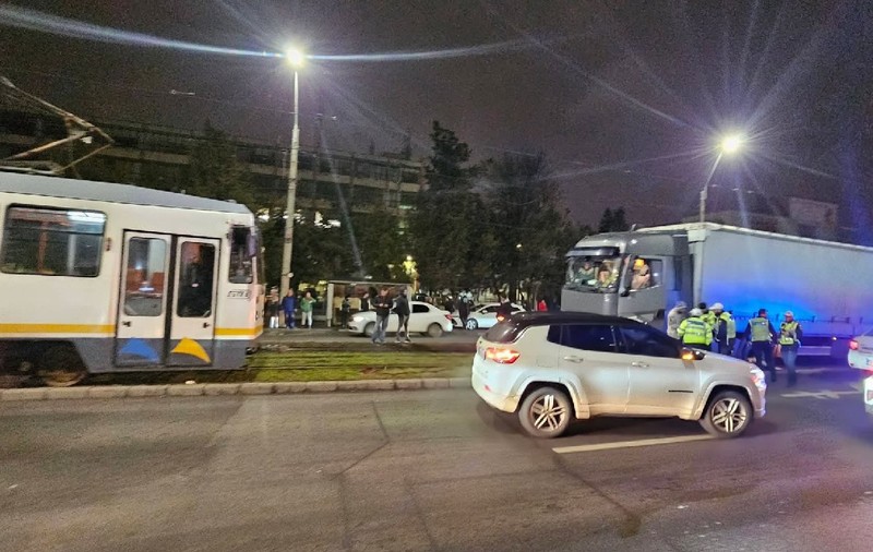 Un șofer de TIR din Turcia a blocat mai multe linii de tramvai din București, din cauza GPS-ului