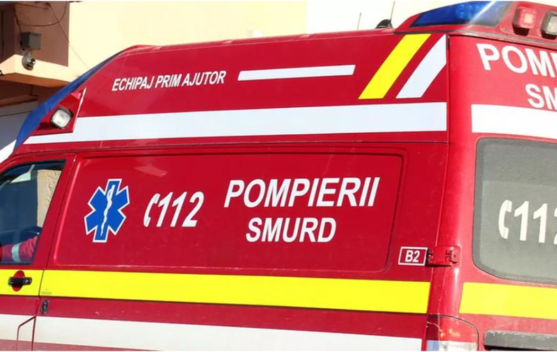 Plan roșu de intervenție în Suceava, unde un microbuz a ieșit de pe șosea, doi oameni sunt încarcerați