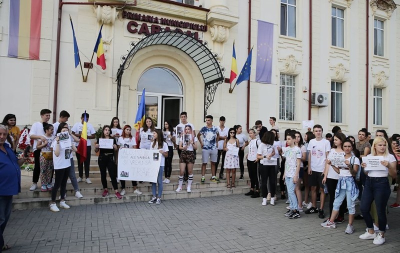 Protest al colegilor Alexandrei în fața sediilor Primăriei şi Poliţiei din Caracal. ”Poliția română: Ochi închiși și mâini la spate/ Criminali în libertate”