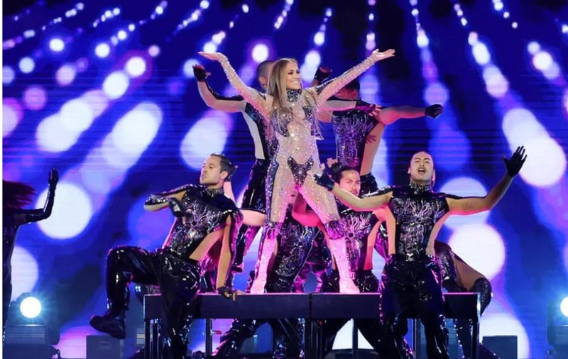 Jennifer Lopez, show incendiar la American Music Awards
