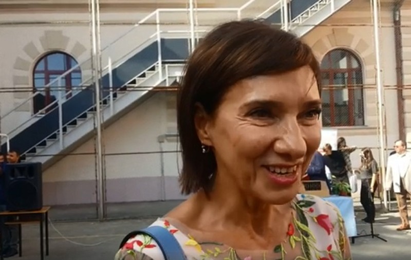 Cât costă sandalele purtate de Carmen Iohannis în prima zi a anului școlar