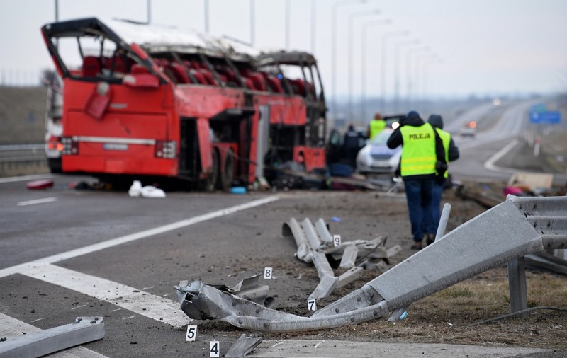 Șase morți, 41 de răniți, o victimă cu identitate necunoscută. Imagini de groază cu autocarul care s-a răsturnat într-un șanț, în Polonia