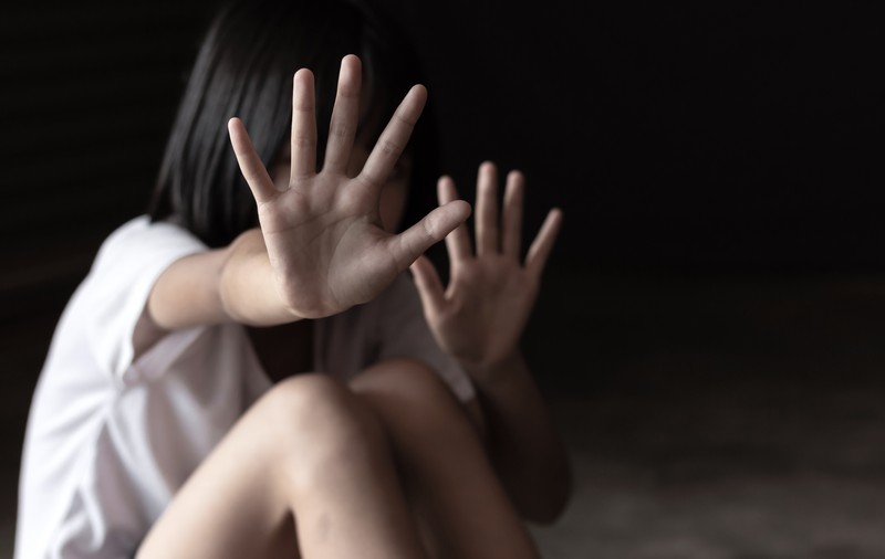 După ultimul termen din procesul în care acuză că a fost violată de la 11 ani, și-a luat bebelușul de 3 luni și a fugit de acasă. Un caz cât toată nepăsarea autorităților