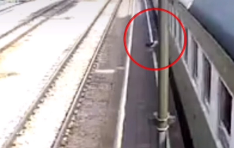 O influenceriță a scăpat cu viață, după ce căzut din tren în timp ce făcea un live, în Thailanda | VIDEO