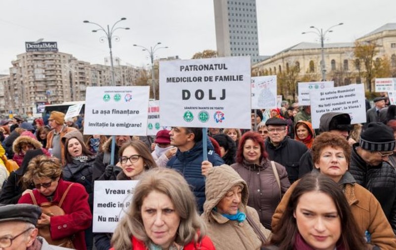 Federaţia "Sanitas" pichetează Ministerul Finanţelor. Nemulțumirile sunt legate de plafonarea sporurilor la 30%