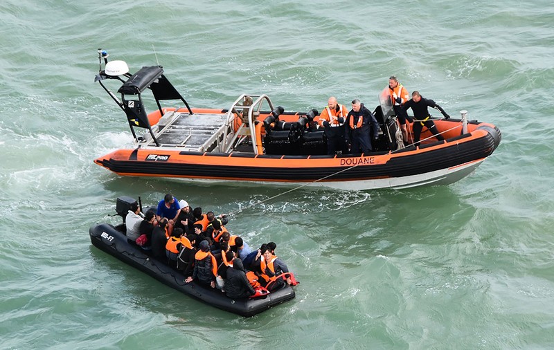 Mesaj de pe o barcă din Canalul Mânecii: „Ajutor, ne scufundăm”. Garda de Coastă franceză: „Da, dar sunteți în apele britanice”. Naufragiul s-a soldat cu 27 de morți