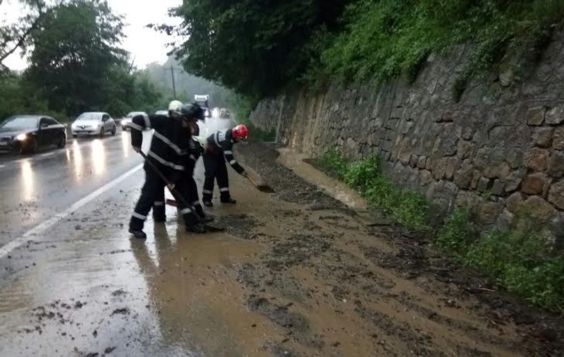 Traficul este îngreunat pe DN1. Aluviunile au ajuns pe șosea