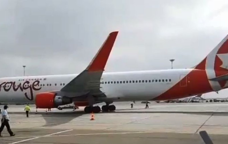 VIDEO | Primul zbor direct, din ultimii 10 ani, pe ruta Canada-România a aterizat pe aeroportul Otopeni. Ce spun pasagerii