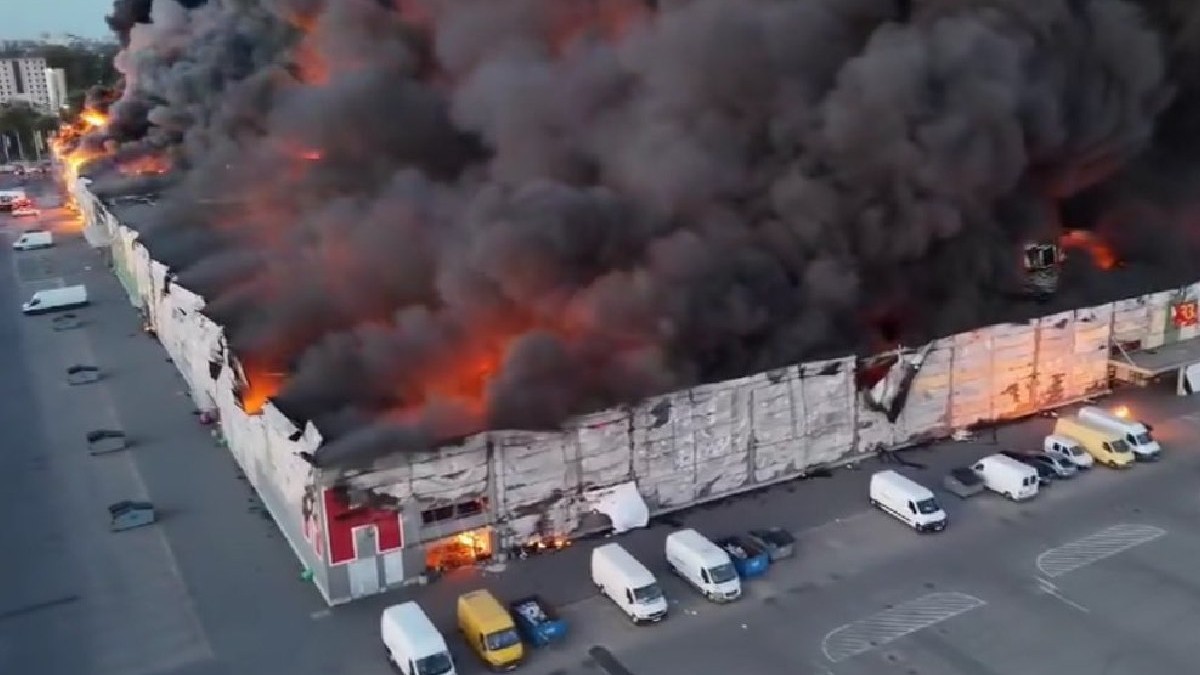 Un centru comercial din Varșovia, Polonia, care arde - mai 2024