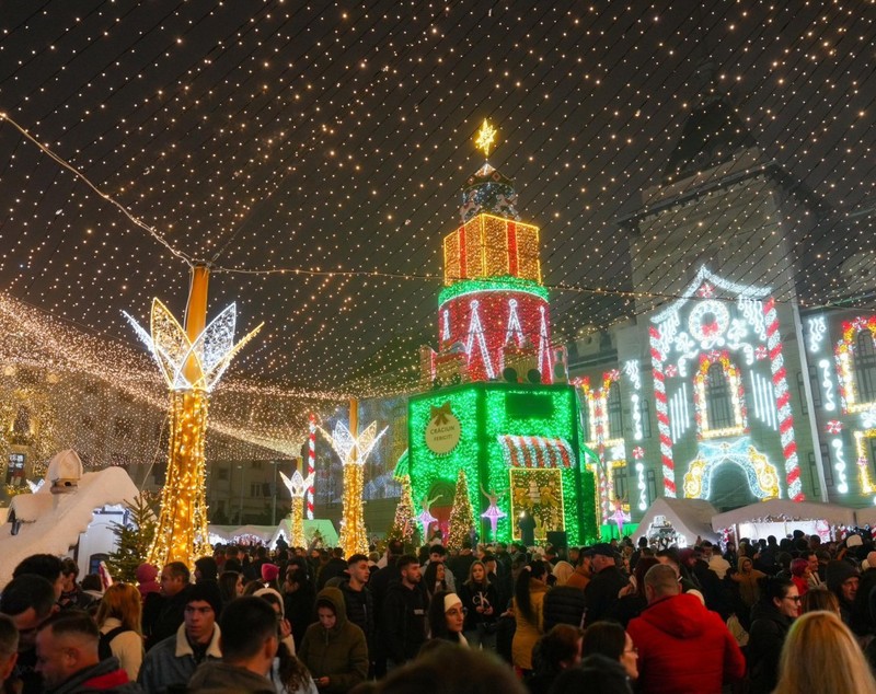 Peste 100.000 de oameni au fost la deschiderea Târgului de Crăciun din Craiova. Programul pentru noiembrie și decembrie