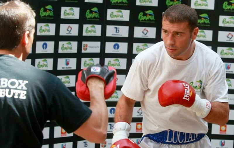 Foto | Lucian Bute a făcut antrenamentul oficial într-un Mall din Bucureşti