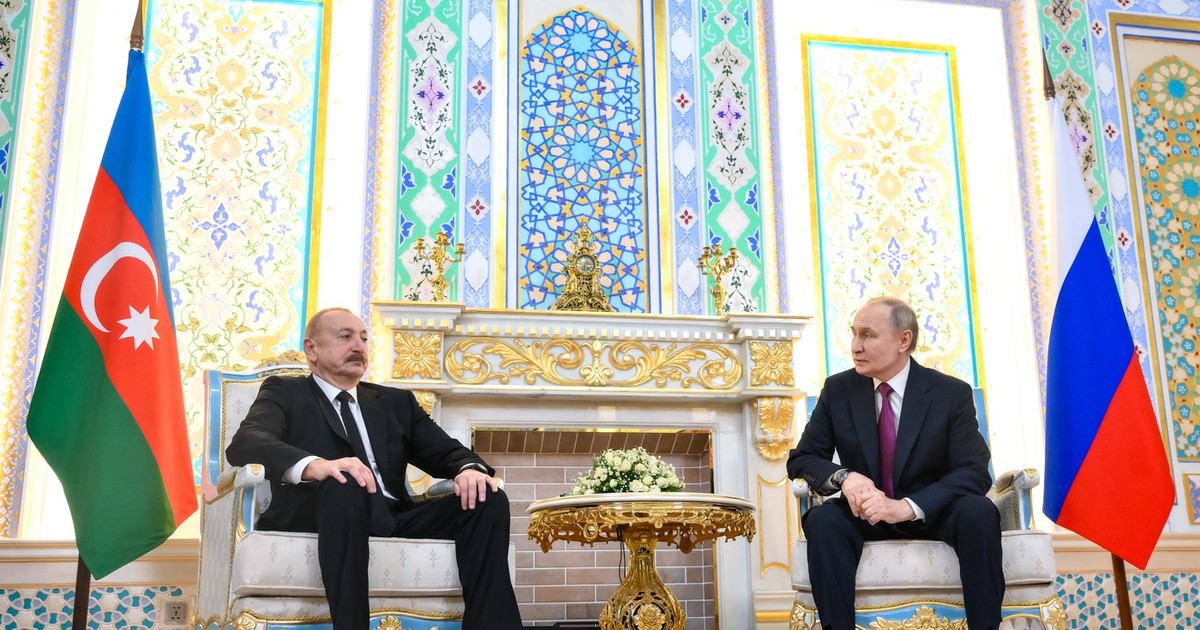 Vladimir Putin (dreapta), surprins în timp ce i se adresează lui Ilham Aliev, care pare că evită contactul vizual cu liderul rus Foto: Profimedia